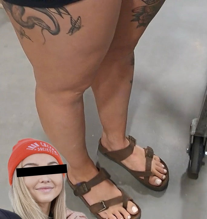 Fitness instructor massage - midday lesson while shopping